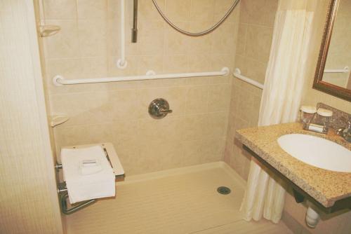 Queen Guest Room - Mobility/Hearing Accessible