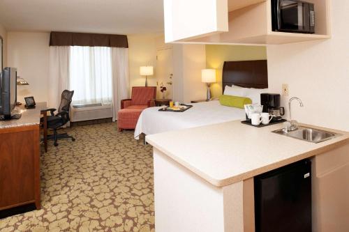 Hilton Garden Inn Plymouth - image 41