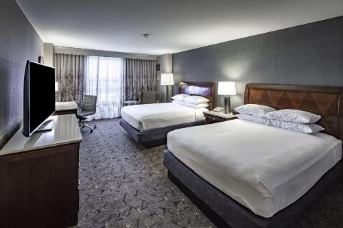 2 queen beds