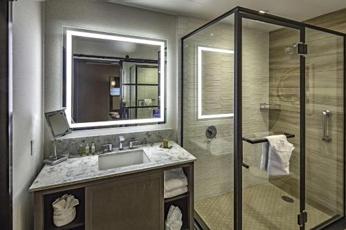 DoubleTree by Hilton Hotel Modesto Room Type - King Studio with Kitchenette