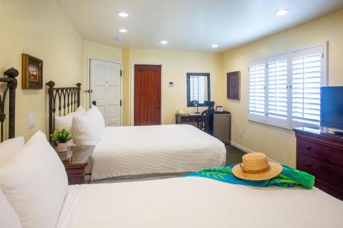 Standard Room with Two Queen Beds