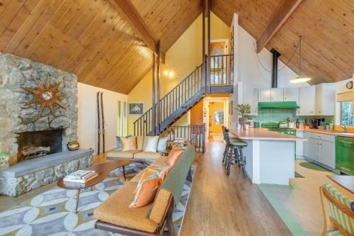 The Mod Lodge - Lake Arrowhead in Lake Arrowhead, USA