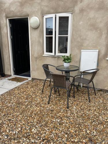 Cedar House - 2 bedroom house with free parking by ShortStays4U