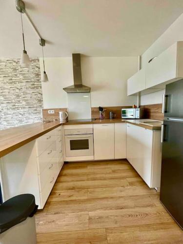 Jolie T2 40m2 hopitaux avec terrasse et parking in Saint-Eloi