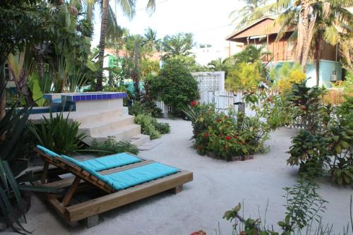 Amanda's Place Yellow Studio - Pool and Tropical garden