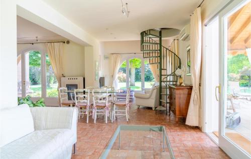 5 Bedroom Cozy Home In Fanzolo Di Vedelago