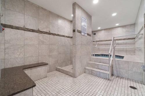 Luxury 1-bdrm Studio. 2 Pools/Sauna/Hot Tub/Beach