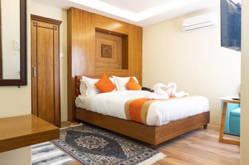 room detail thumbnail 2