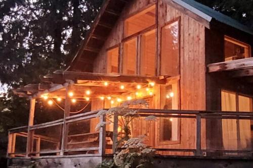Ocean Views & Sunset Beach Cabin with soaker tub & fire pit