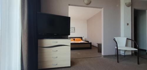 1 queen bed, 1 sofa bed