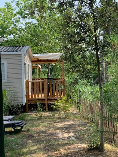 Envie d un break de paysages sauvages et de nature ce mobile home neuf tout confort climatise idealement situe au bord de l eau dans un camping 4 etoiles vous attend pour un week end quelques jours ou des vacances en famille