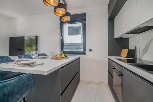 AK lux apartment with private pool in Njivice