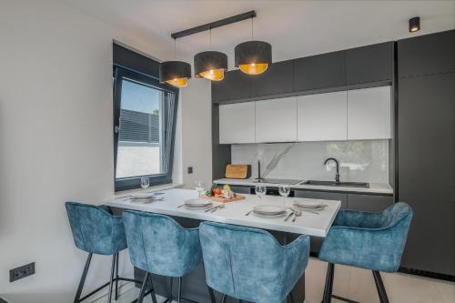 AK lux apartment with private pool in Njivice