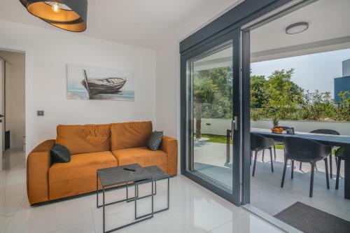 AK lux apartment with private pool in Njivice