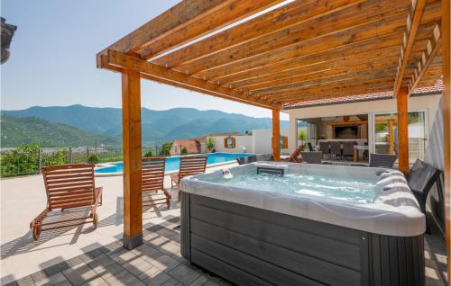 Lovely Home In Vrgorac With Jacuzzi