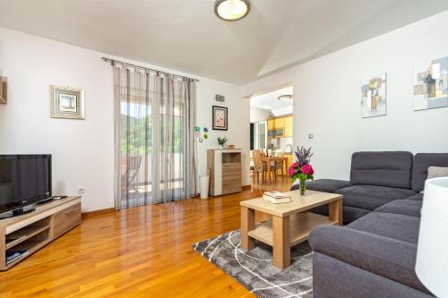  Apartment Mandalina House in Stari Grad