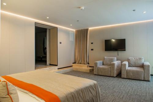 1 king bed, 2 sofa beds