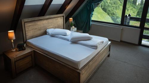 2 queen beds, 1 twin bed