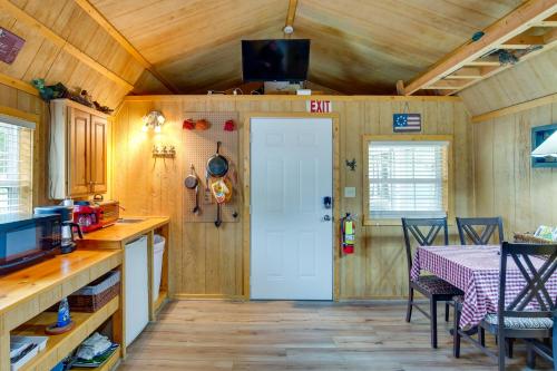 Lake Fork Studio Cabin with Dock and Boat Ramp! in Emory, USA