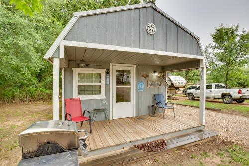Lake Fork Studio Cabin w/ Dock + Boat Ramp! in Emory (TX)