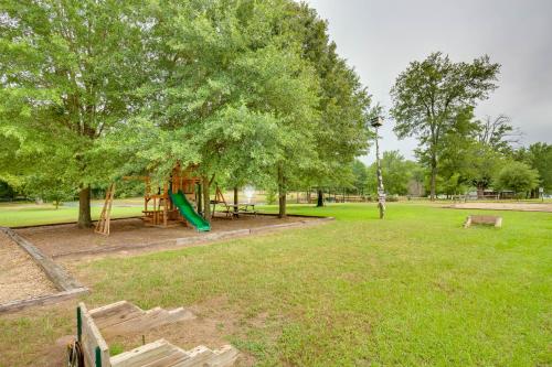 Lake Fork Studio Cabin w/ Dock + Boat Ramp! in Emory (TX)