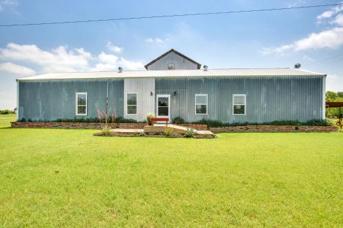 Charming Oklahoma Escape Near Beaches and Golfing!