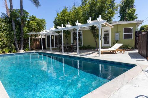 Villa La Verde - Newly Designed 4BR Villa with Pool & Guesthouse by Topanga