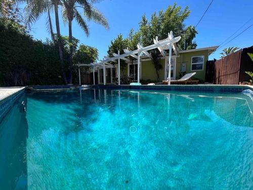 Villa La Verde - Newly Designed 4BR Villa with Pool & Guesthouse by Topanga