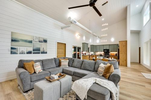 Stunning Cabin with Hot Tub, 1 Mi to Broken Bow Lake