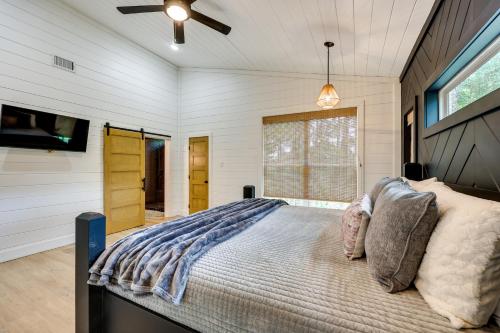 Stunning Cabin with Hot Tub, 1 Mi to Broken Bow Lake
