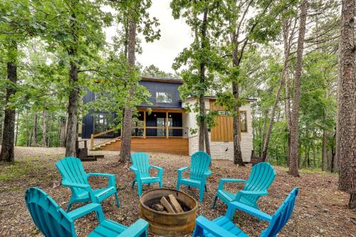 Stunning Cabin with Hot Tub, 1 Mi to Broken Bow Lake