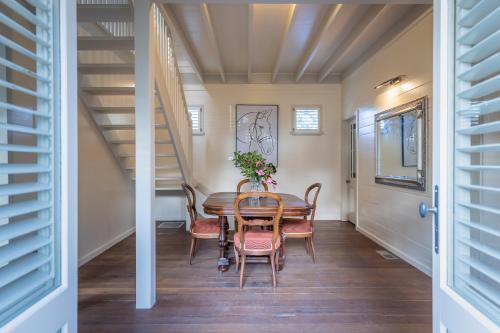 Carramar Coach House, Romantic Falls Retreat