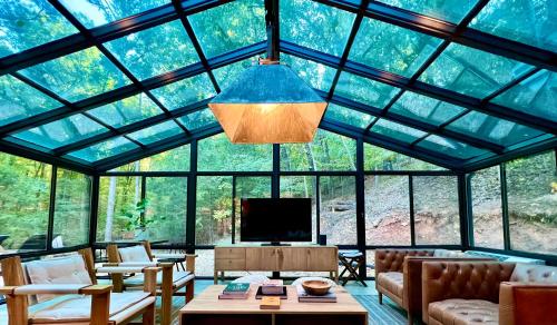 Glass Cabin in Eureka Springs, USA