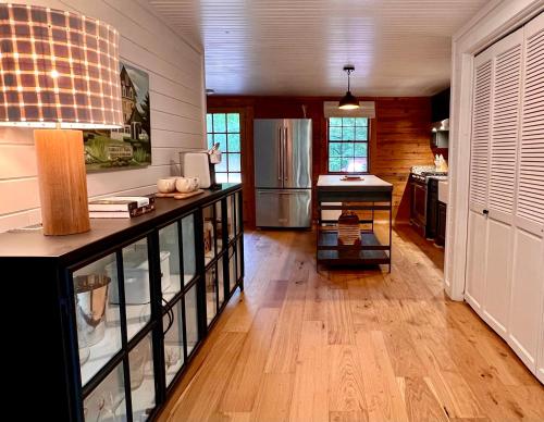 Glass Cabin in Eureka Springs, USA