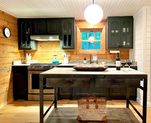 Glass Cabin in Eureka Springs, USA