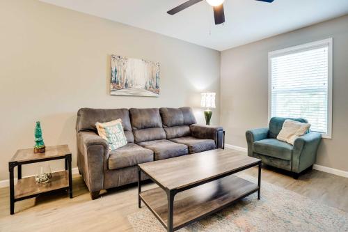 Benton Townhome Rental Near Kentucky Lake! in Aurora, USA