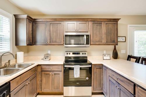 Benton Townhome Rental Near Kentucky Lake! in Aurora, USA