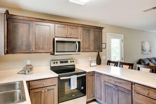 Benton Townhome Rental Near Kentucky Lake! in Aurora, USA