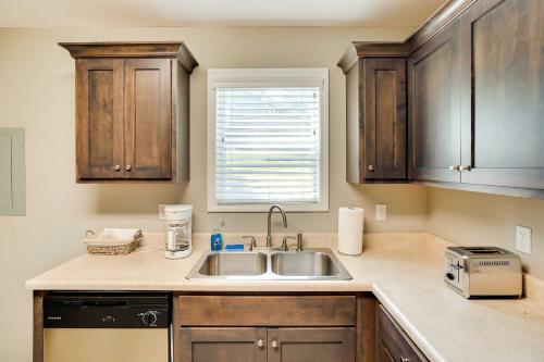 Benton Townhome Rental Near Kentucky Lake! in Aurora, USA