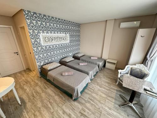 3 twin beds