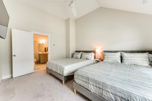 Modern and Stylish Condo 5 Mi to Downtown Charlotte Modern and Stylish Condo 5 Mi to Downtown Charlotte