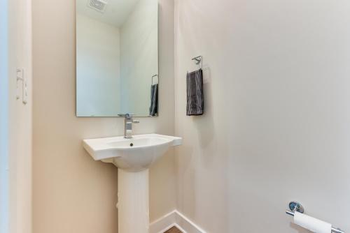 Modern and Stylish Condo 5 Mi to Downtown Charlotte Modern and Stylish Condo 5 Mi to Downtown Charlotte