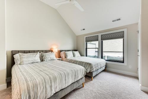 Modern and Stylish Condo 5 Mi to Downtown Charlotte Modern and Stylish Condo 5 Mi to Downtown Charlotte