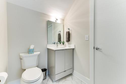 Modern and Stylish Condo 5 Mi to Downtown Charlotte Modern and Stylish Condo 5 Mi to Downtown Charlotte