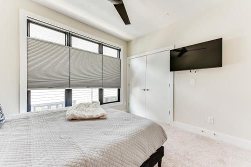 Modern and Stylish Condo 5 Mi to Downtown Charlotte Modern and Stylish Condo 5 Mi to Downtown Charlotte