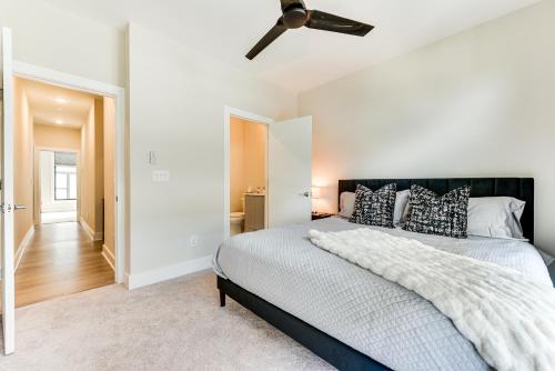 Modern and Stylish Condo 5 Mi to Downtown Charlotte Modern and Stylish Condo 5 Mi to Downtown Charlotte