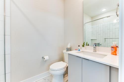 Modern and Stylish Condo 5 Mi to Downtown Charlotte Modern and Stylish Condo 5 Mi to Downtown Charlotte