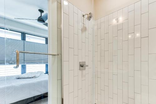 Modern and Stylish Condo 5 Mi to Downtown Charlotte Modern and Stylish Condo 5 Mi to Downtown Charlotte