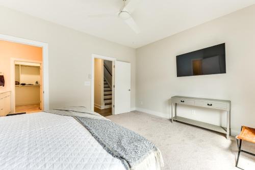 Modern and Stylish Condo 5 Mi to Downtown Charlotte Modern and Stylish Condo 5 Mi to Downtown Charlotte