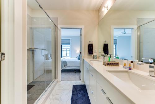 Modern and Stylish Condo 5 Mi to Downtown Charlotte Modern and Stylish Condo 5 Mi to Downtown Charlotte